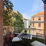 Charming With Balcony - Porta Romana 아파트 *